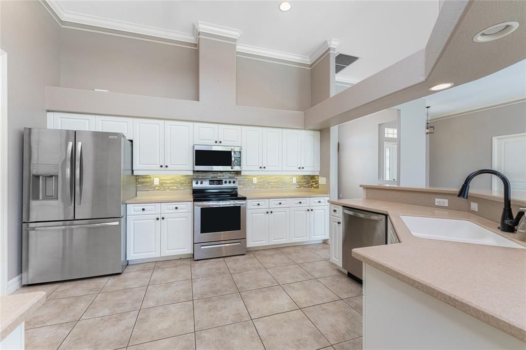 There's plenty of cabinetry and countertop space in this kitchen!