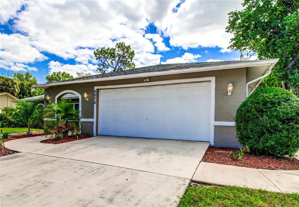 Active With Contract: $349,900 (3 beds, 2 baths, 1657 Square Feet)