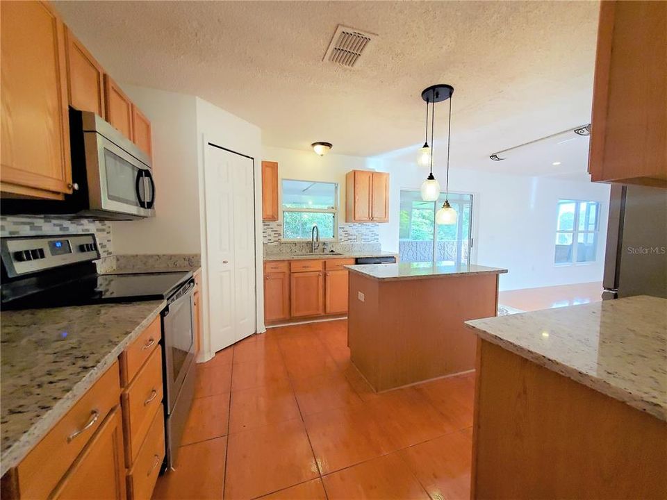 For Rent: $2,750 (4 beds, 2 baths, 2512 Square Feet)