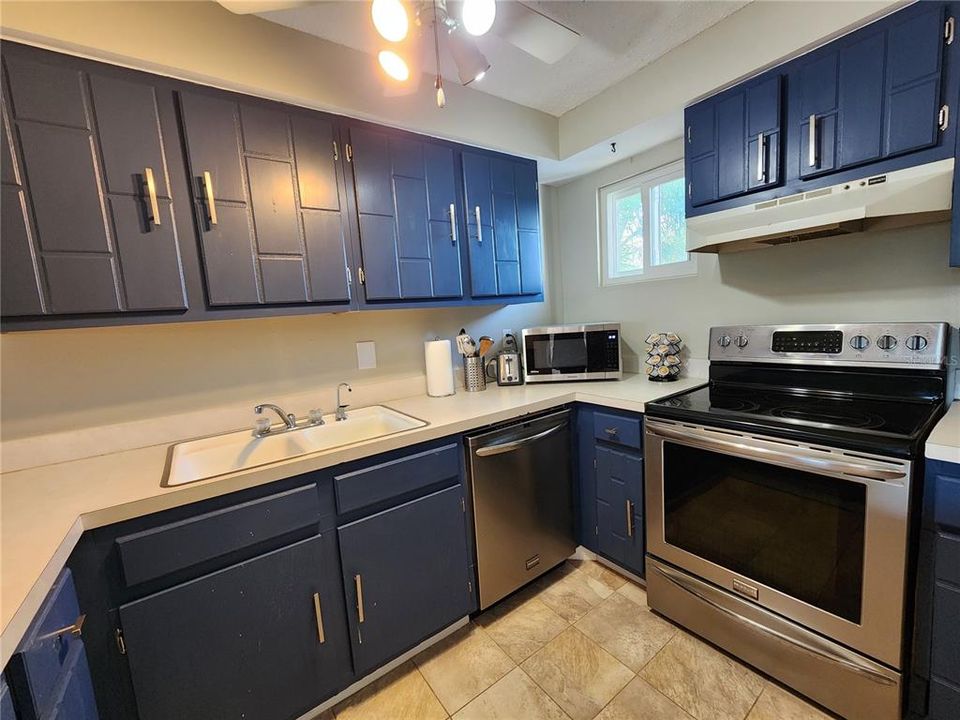 For Sale: $152,000 (1 beds, 1 baths, 735 Square Feet)
