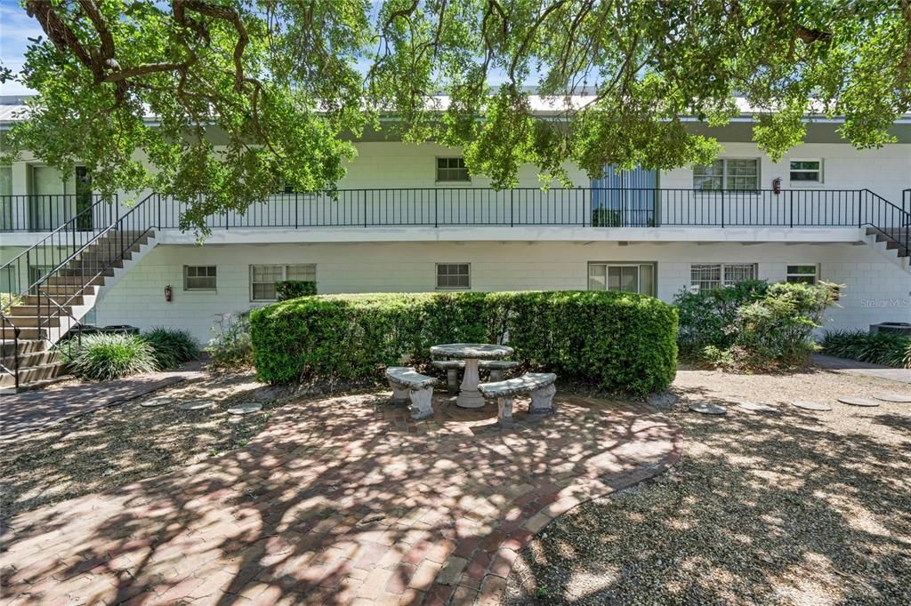 Active With Contract: $1,620 (2 beds, 1 baths, 865 Square Feet)