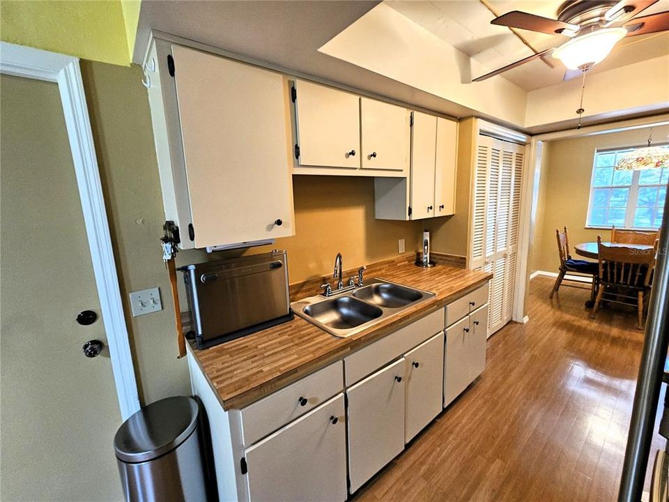 For Sale: $199,500 (2 beds, 1 baths, 1046 Square Feet)
