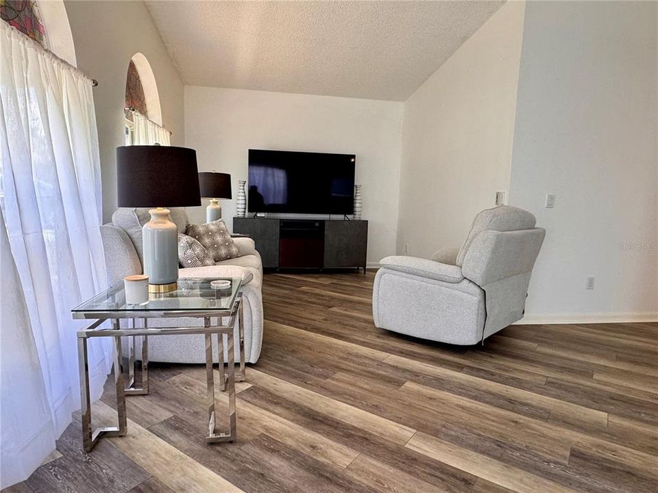 For Sale: $329,900 (2 beds, 2 baths, 1500 Square Feet)