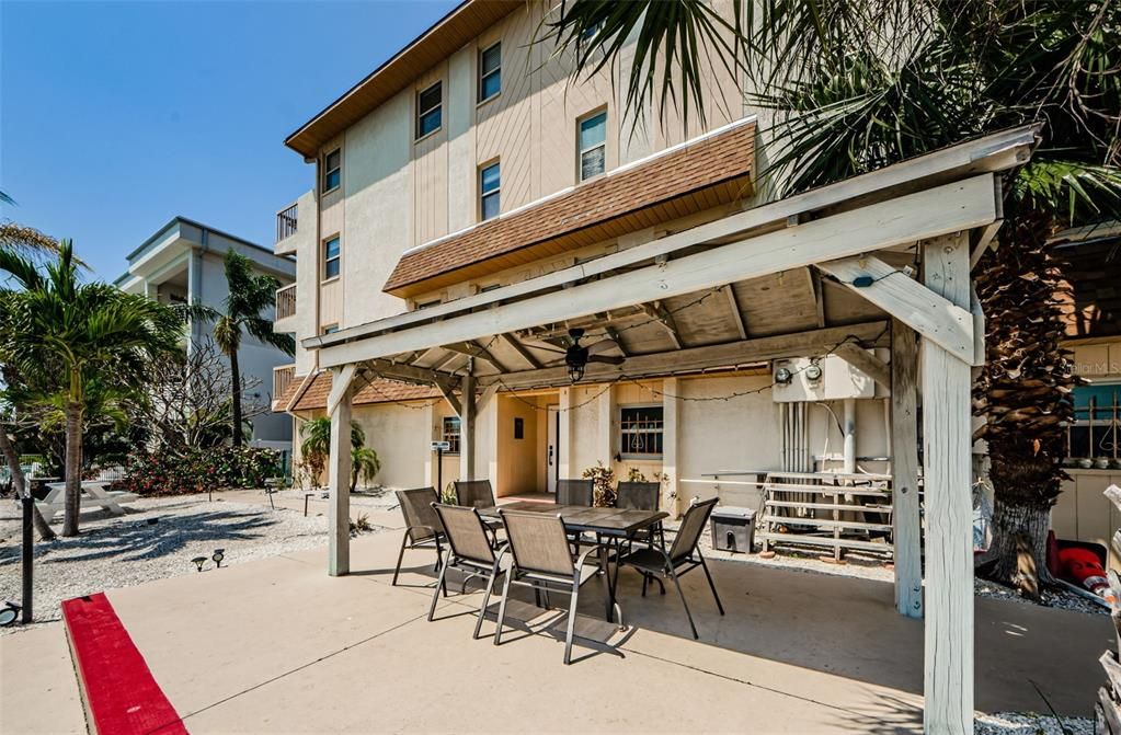 For Sale: $1,699,000 (4 beds, 2 baths, 1700 Square Feet)