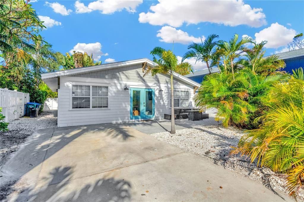 For Sale: $1,250,000 (3 beds, 2 baths, 1080 Square Feet)