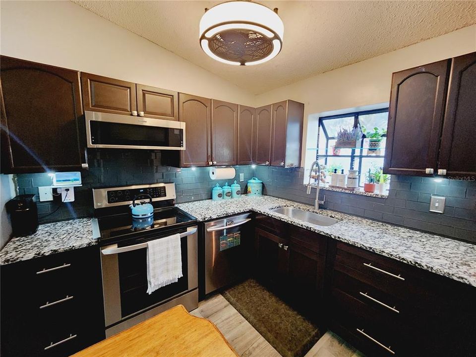 For Sale: $289,990 (2 beds, 2 baths, 934 Square Feet)