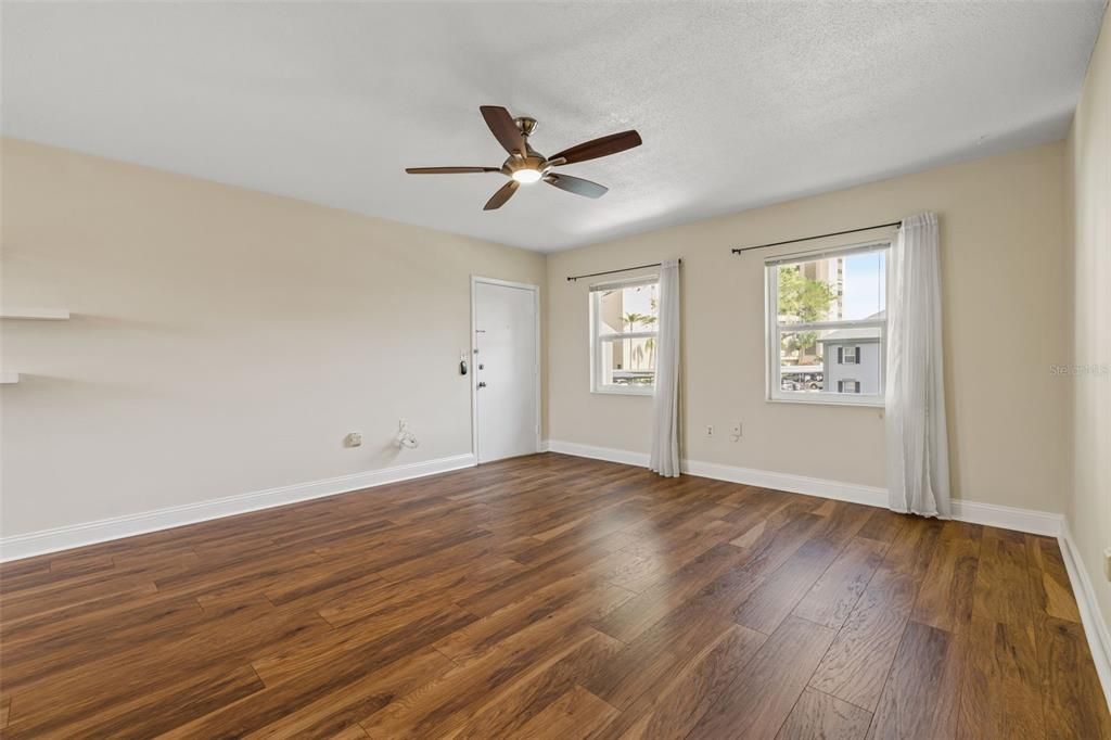 Active With Contract: $195,000 (1 beds, 1 baths, 720 Square Feet)