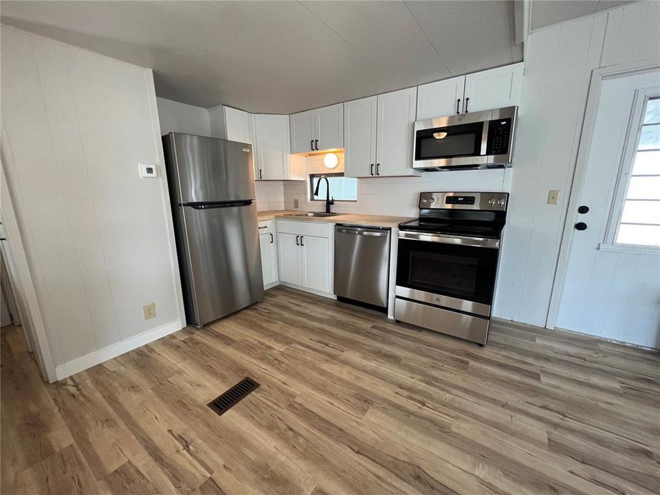 For Sale: $164,900 (2 beds, 2 baths, 696 Square Feet)