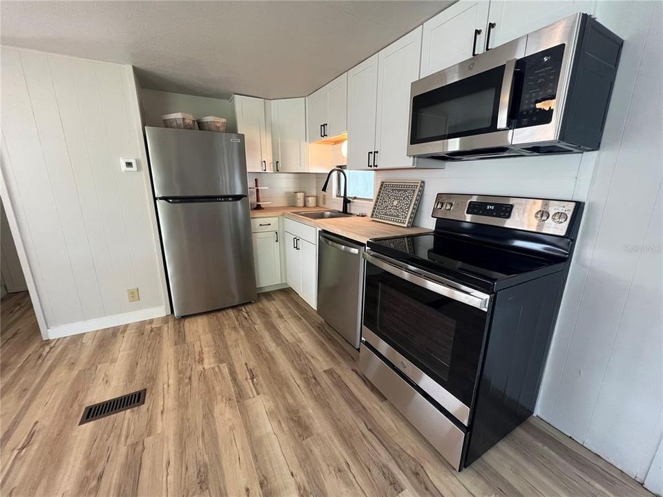 For Sale: $164,900 (2 beds, 2 baths, 696 Square Feet)