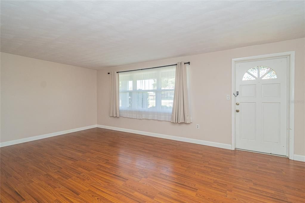 Active With Contract: $199,000 (2 beds, 1 baths, 950 Square Feet)