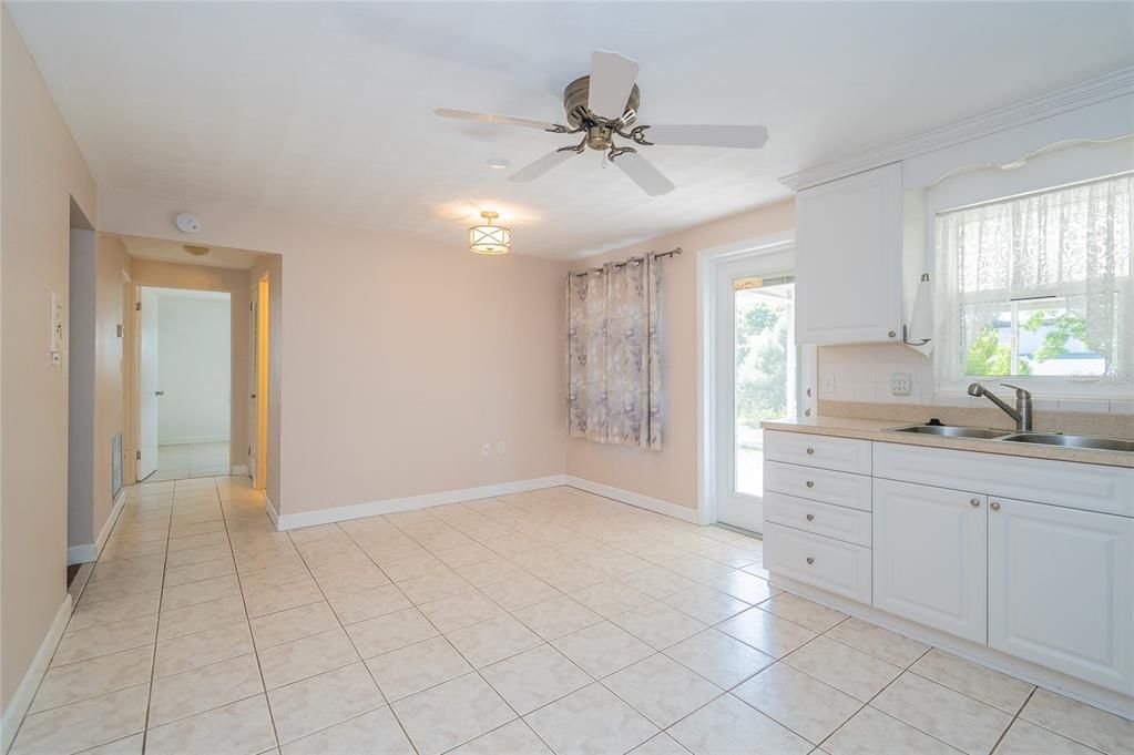 Active With Contract: $199,000 (2 beds, 1 baths, 950 Square Feet)