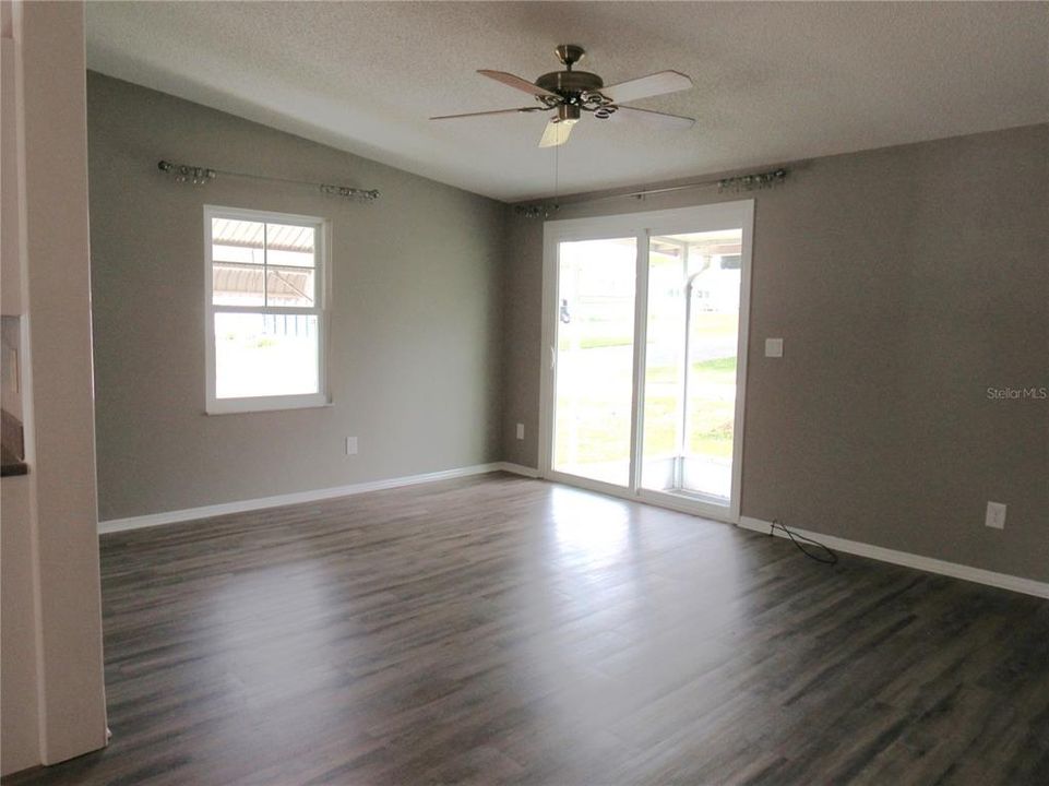 For Sale: $102,000 (2 beds, 1 baths, 832 Square Feet)