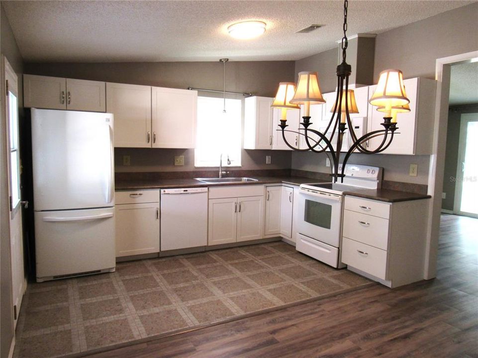 For Sale: $102,000 (2 beds, 1 baths, 832 Square Feet)