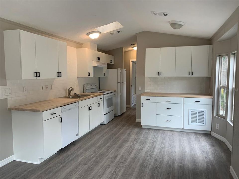 Recently Rented: $1,700 (3 beds, 2 baths, 839 Square Feet)
