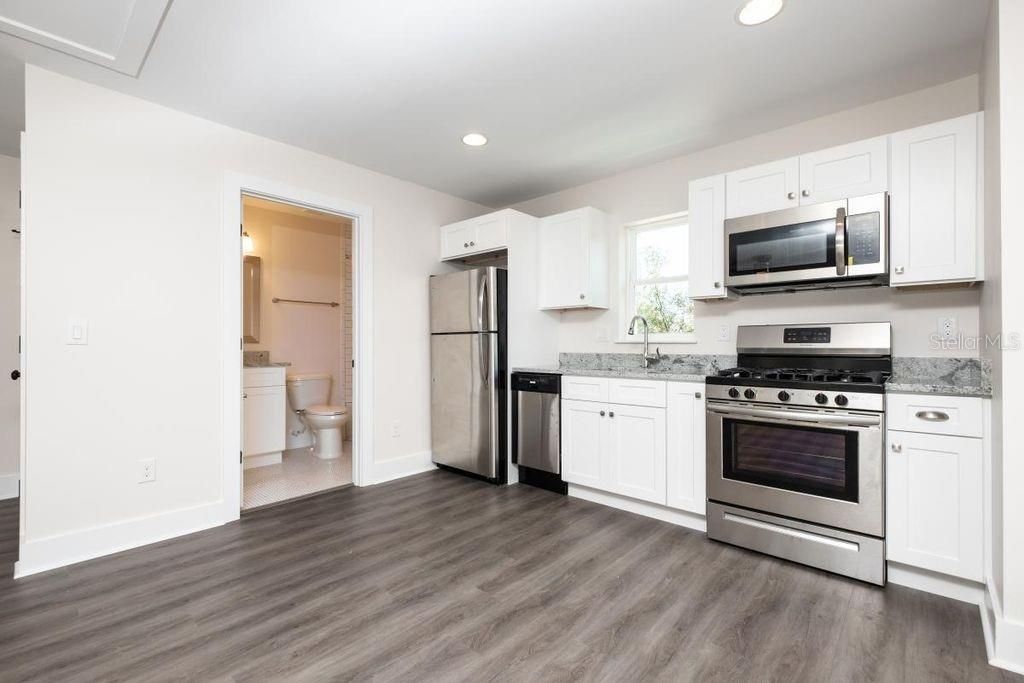 Active With Contract: $1,500 (1 beds, 1 baths, 600 Square Feet)