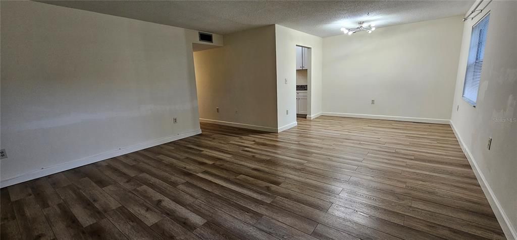Active With Contract: $1,999 (2 beds, 1 baths, 931 Square Feet)