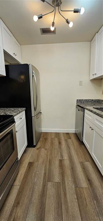 Active With Contract: $1,999 (2 beds, 1 baths, 931 Square Feet)