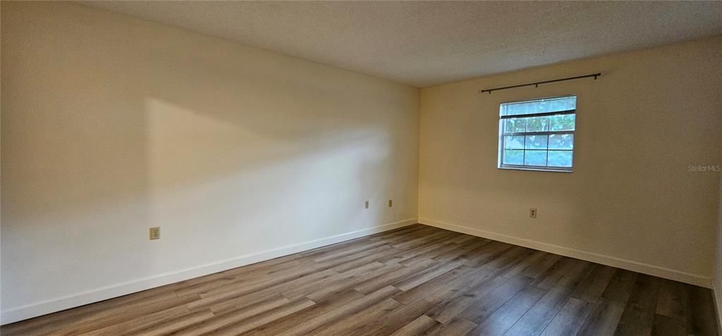 Active With Contract: $1,999 (2 beds, 1 baths, 931 Square Feet)