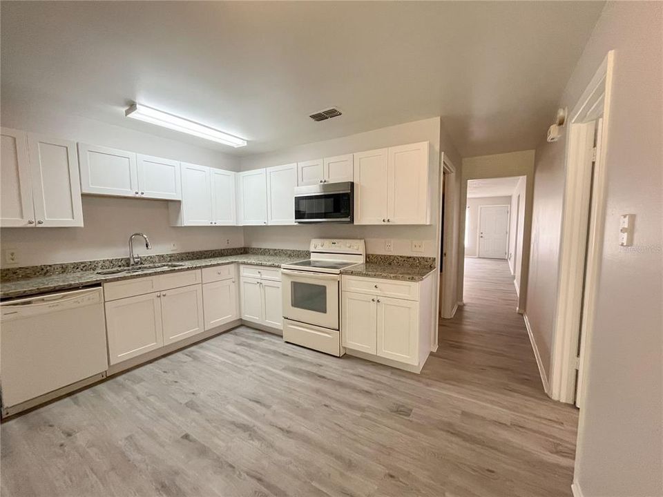 Active With Contract: $279,900 (3 beds, 2 baths, 1232 Square Feet)