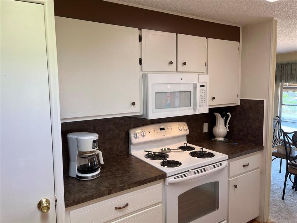 Active With Contract: $180,000 (2 beds, 2 baths, 1215 Square Feet)