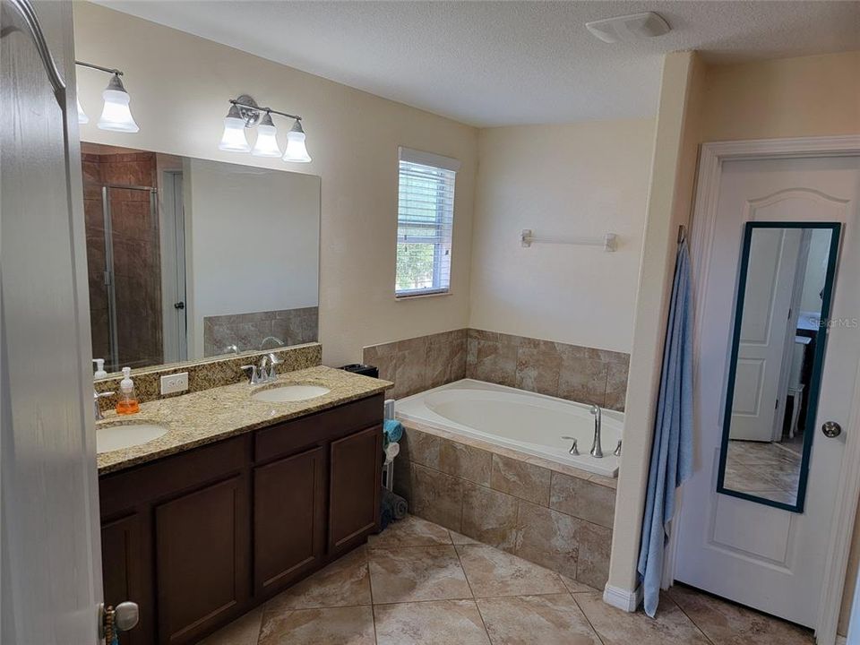 For Sale: $429,900 (4 beds, 2 baths, 2502 Square Feet)