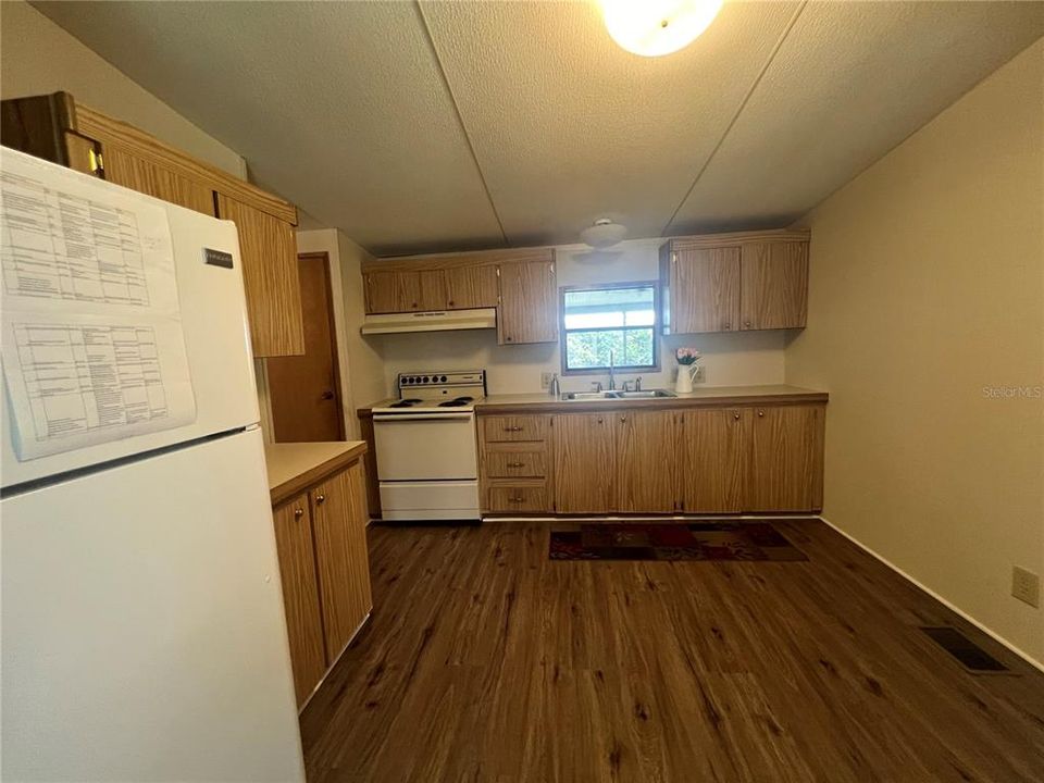 For Sale: $125,000 (3 beds, 2 baths, 920 Square Feet)