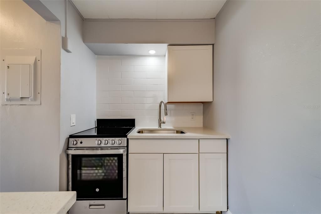 Active With Contract: $1,600 (0 beds, 1 baths, 300 Square Feet)