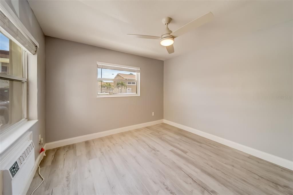 Active With Contract: $1,600 (0 beds, 1 baths, 300 Square Feet)