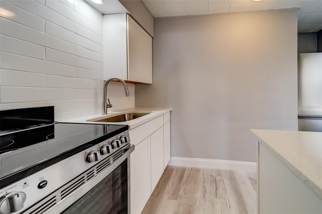 Active With Contract: $1,600 (0 beds, 1 baths, 300 Square Feet)
