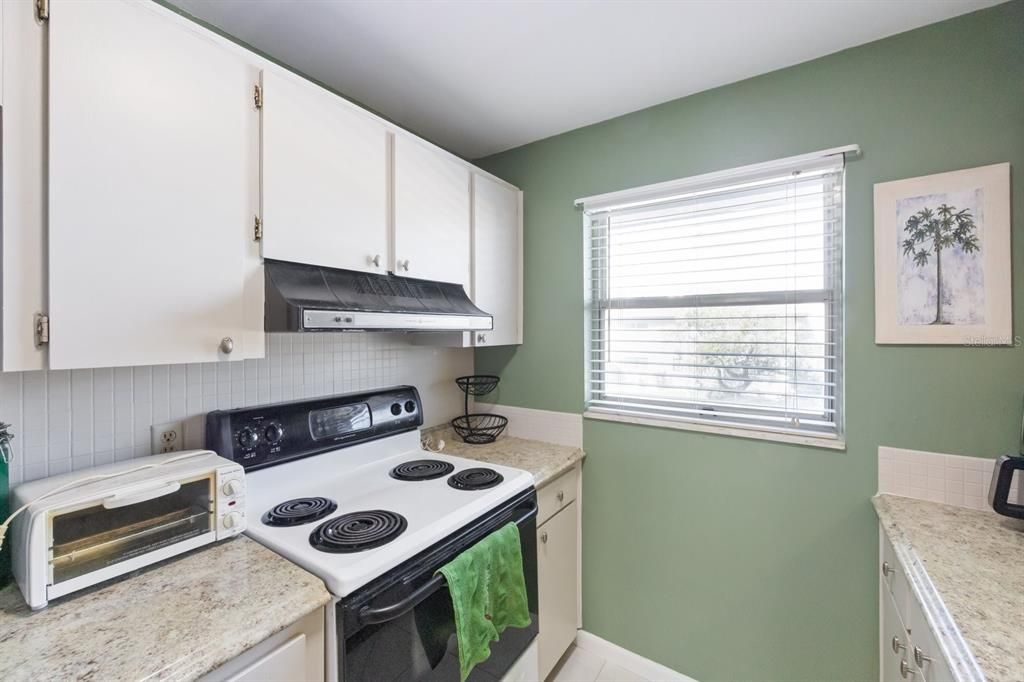 Active With Contract: $139,900 (2 beds, 1 baths, 840 Square Feet)