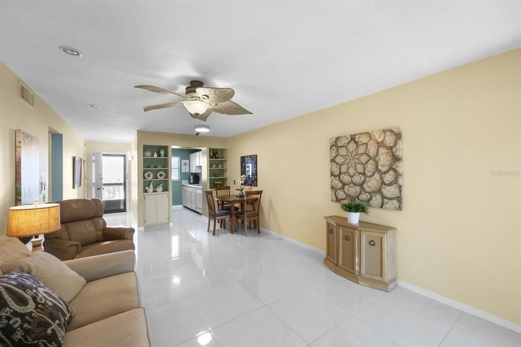 Active With Contract: $139,900 (2 beds, 1 baths, 840 Square Feet)