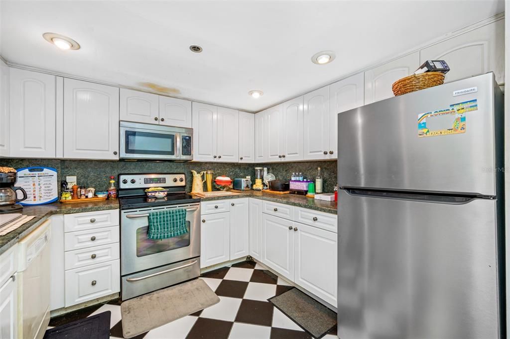 For Sale: $380,000 (2 beds, 2 baths, 1175 Square Feet)