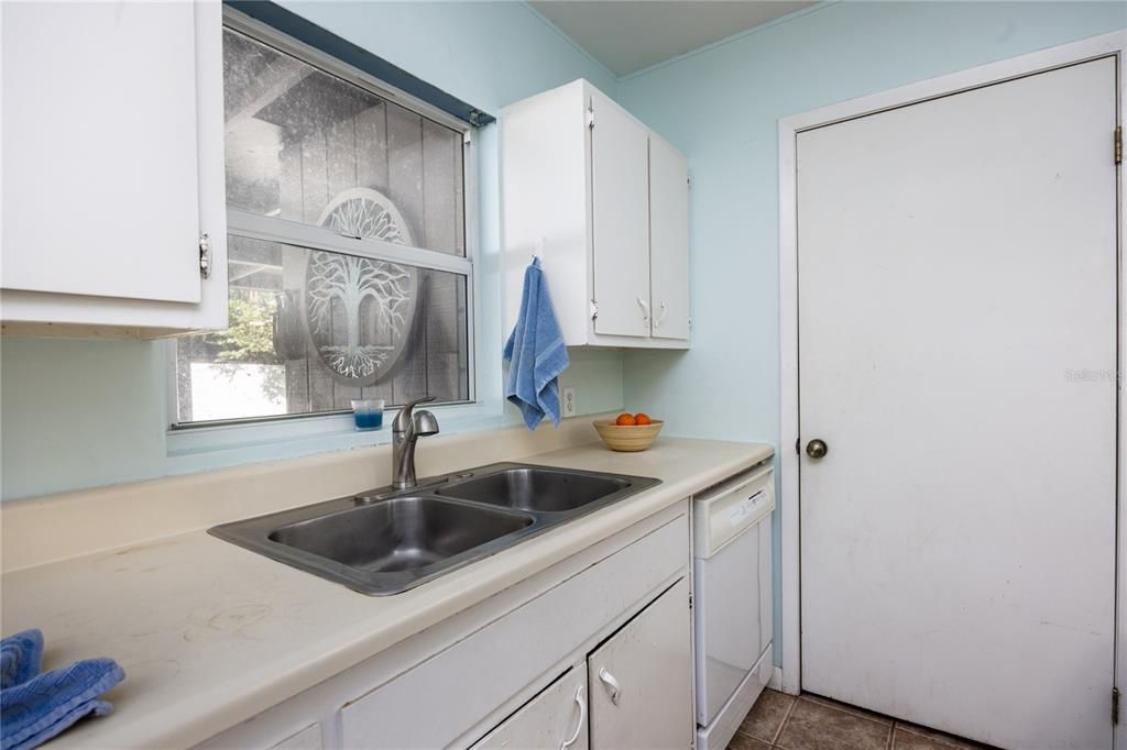 For Sale: $245,000 (3 beds, 2 baths, 1104 Square Feet)