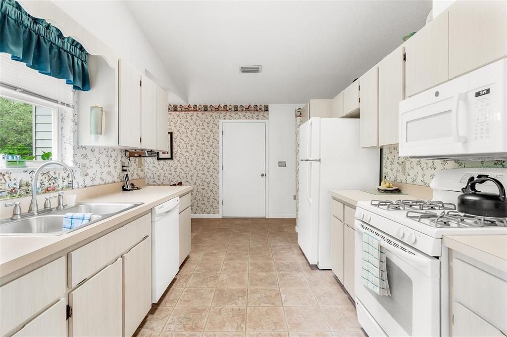 For Sale: $259,900 (2 beds, 2 baths, 1667 Square Feet)