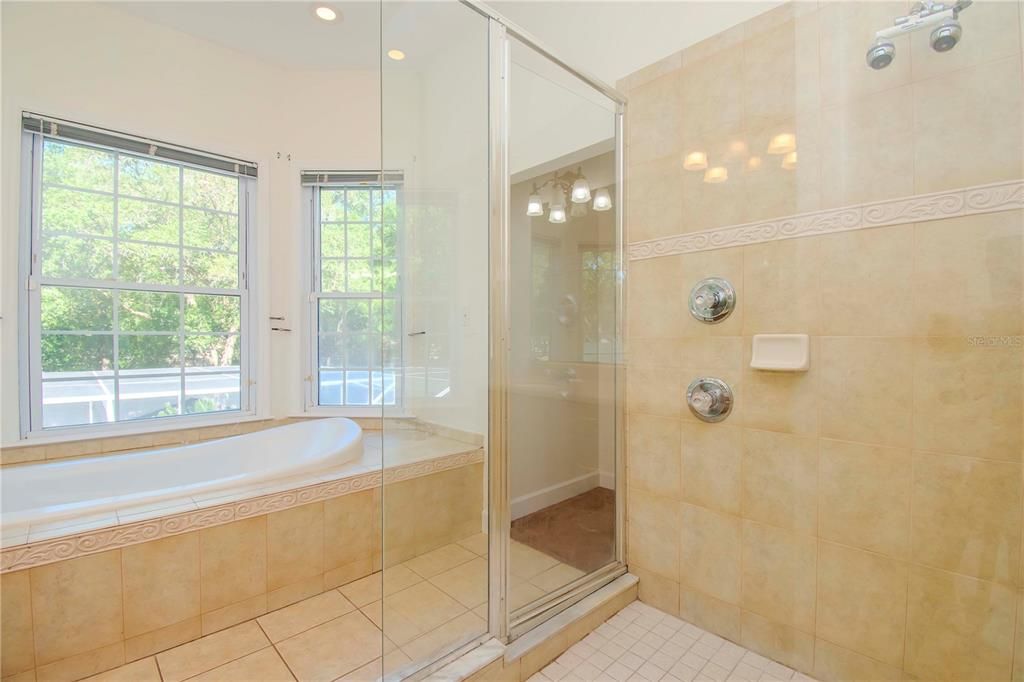 待售: $1,100,000 (4 贝兹, 3 浴室, 2610 平方英尺)