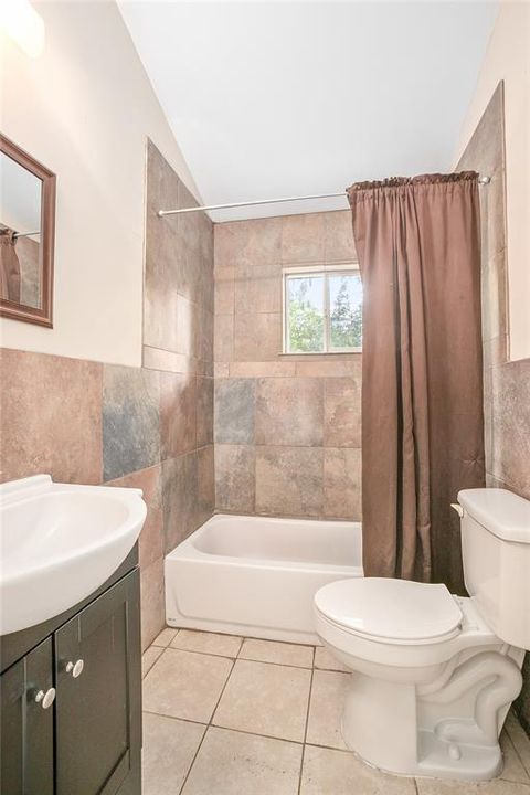 Active With Contract: $243,500 (2 beds, 1 baths, 784 Square Feet)