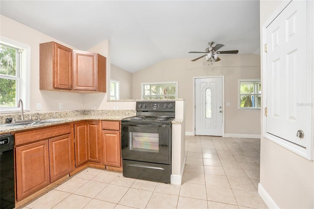 Active With Contract: $243,500 (2 beds, 1 baths, 784 Square Feet)