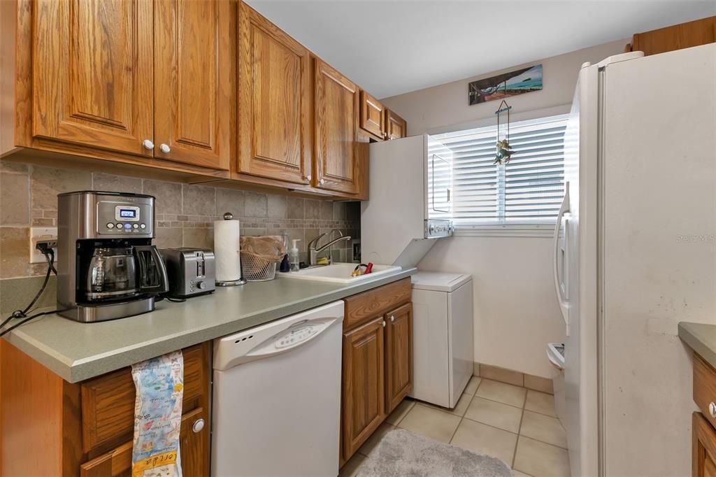Active With Contract: $257,900 (2 beds, 2 baths, 1077 Square Feet)