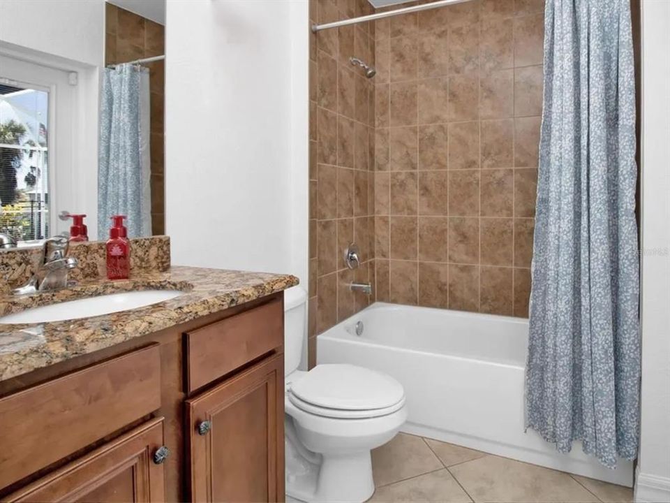 2nd Bathroom tub & shower