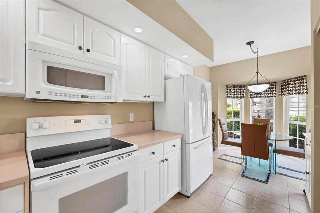 Active With Contract: $299,900 (2 beds, 2 baths, 1176 Square Feet)