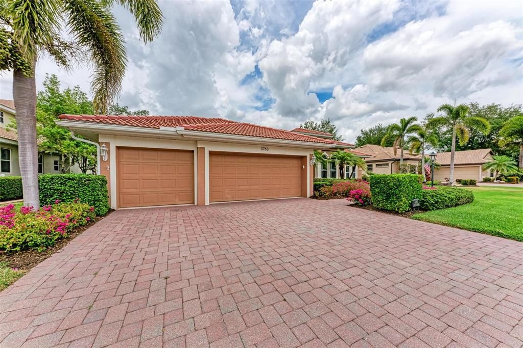 For Sale: $999,500 (3 beds, 3 baths, 2715 Square Feet)
