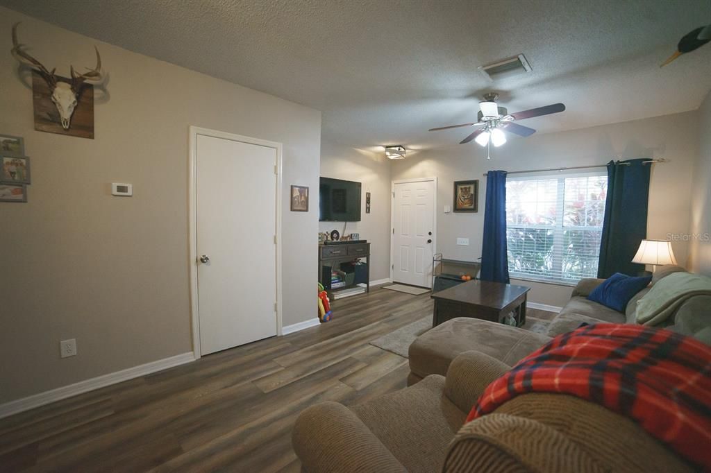 Active With Contract: $258,900 (2 beds, 1 baths, 1184 Square Feet)