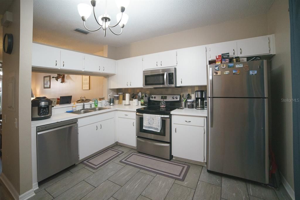 Active With Contract: $258,900 (2 beds, 1 baths, 1184 Square Feet)