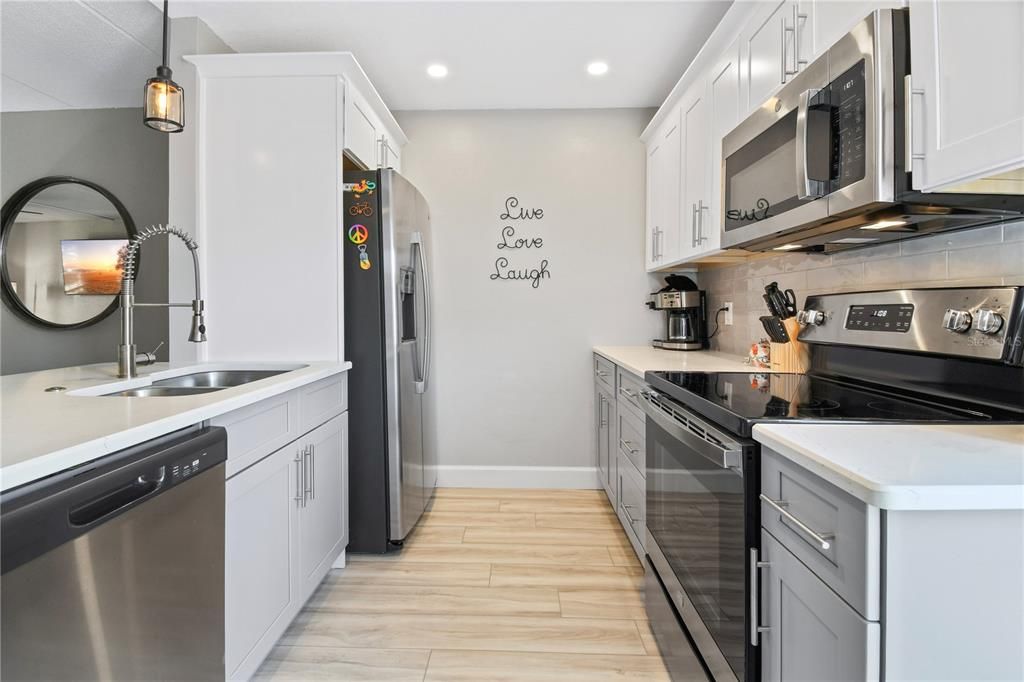 Active With Contract: $2,200 (2 beds, 2 baths, 1005 Square Feet)