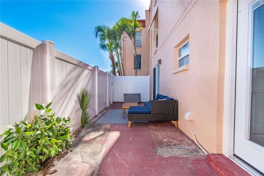 Active With Contract: $2,200 (2 beds, 2 baths, 1005 Square Feet)
