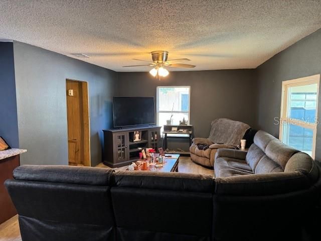 For Sale: $194,900 (2 beds, 1 baths, 768 Square Feet)