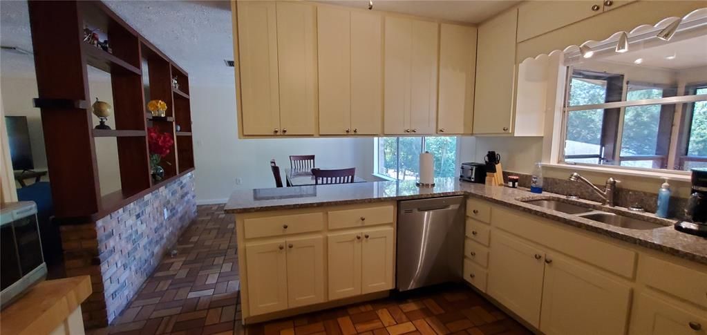 For Rent: $1,900 (3 beds, 2 baths, 1682 Square Feet)