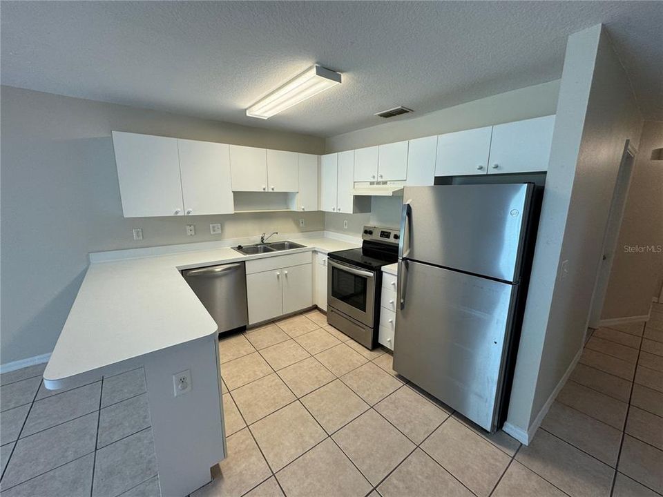 For Rent: $1,395 (3 beds, 2 baths, 2262 Square Feet)