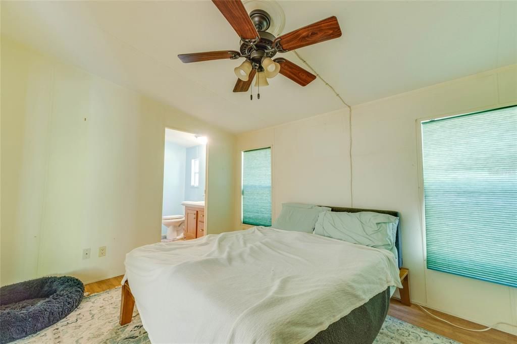 Active With Contract: $189,000 (2 beds, 2 baths, 918 Square Feet)