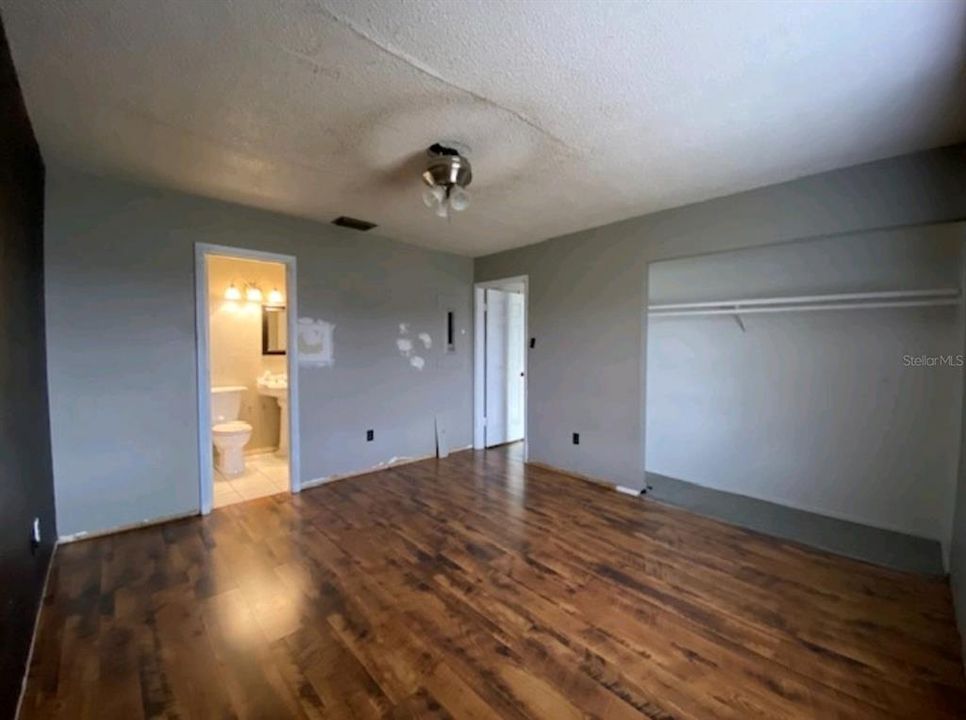 Active With Contract: $149,900 (2 beds, 1 baths, 906 Square Feet)